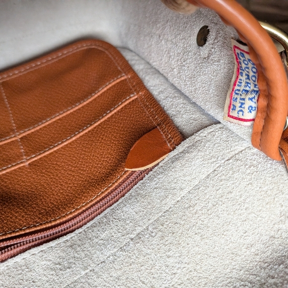 Dooney & Bourke Vintage AWL Bone & British Tan Cavalry Body Bag - Made in USA - Picture 14 of 16